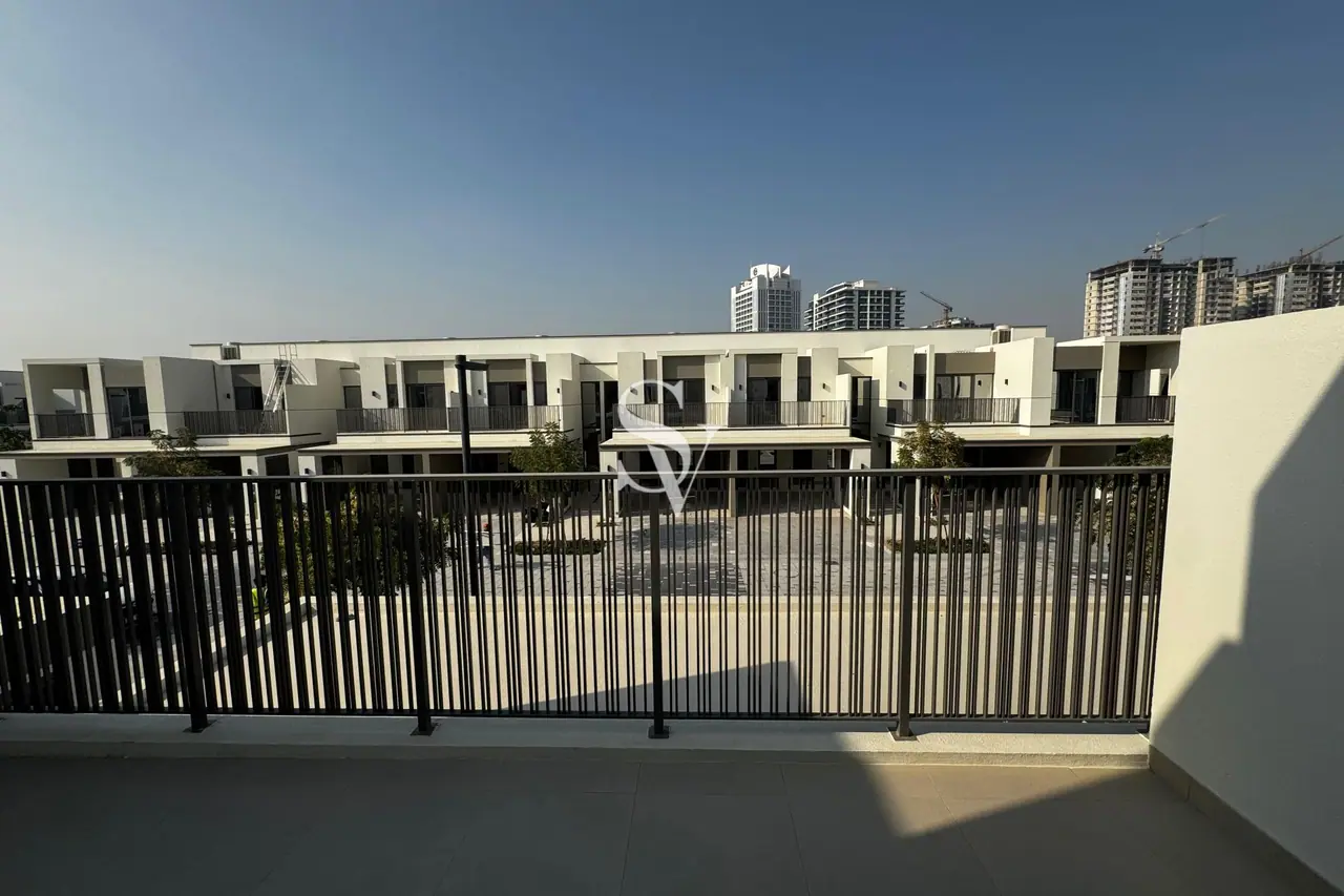 Single Row | Vacant | Near TO Pool And Park — photo 1