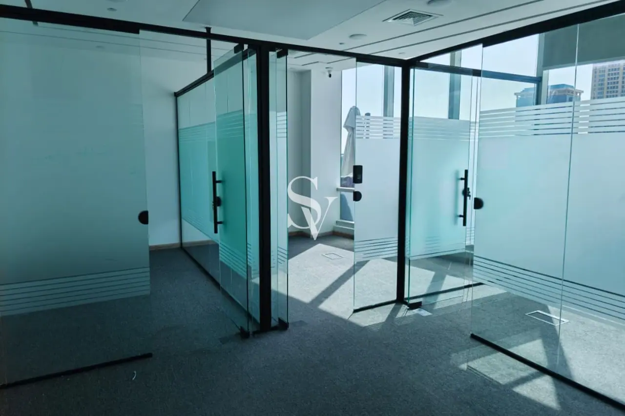 High Floor | Near Metro | UnFurnished — photo 1