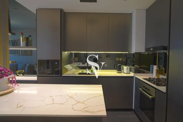 Luxury Furnished 1BR|Upgraded|Bright Layout|Vacant — photo 2