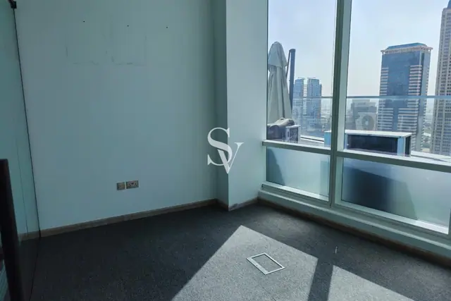 High Floor | Near Metro | UnFurnished — photo 4