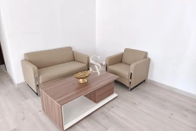 Furnished | Close to Metro | Upgraded unit — photo 4