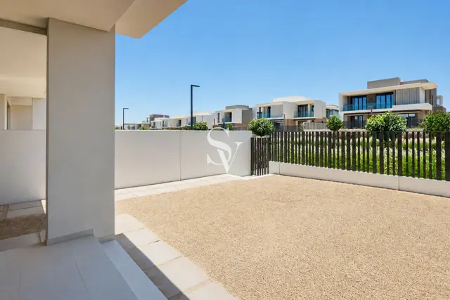 Single Row | Spacious 3 BR + Maid | Close to Pool — photo 3