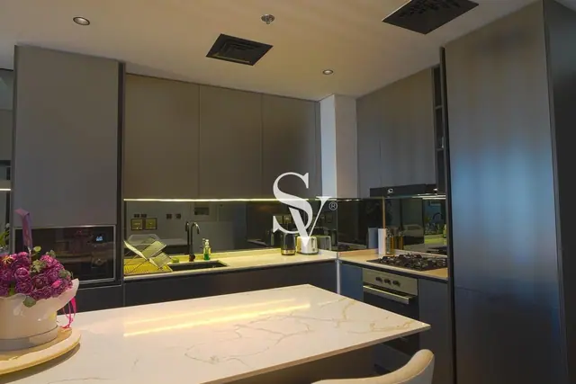 Luxury Furnished 1BR|Upgraded|Bright Layout|Vacant — photo 4