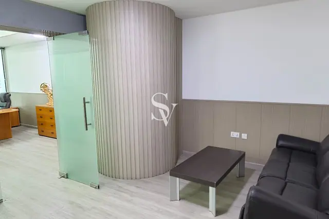Furnished | Close to Metro | Upgraded unit — photo 3