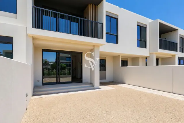 Single Row | Spacious 3 BR + Maid | Close to Pool — photo 2