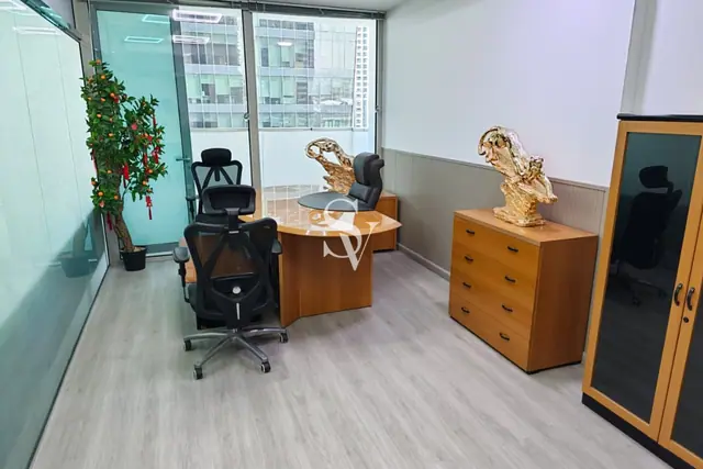 Furnished | Close to Metro | Upgraded unit — photo 2