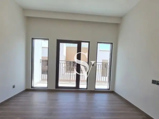 Spacious 4-Bedroom Townhouse | Modern Finishes