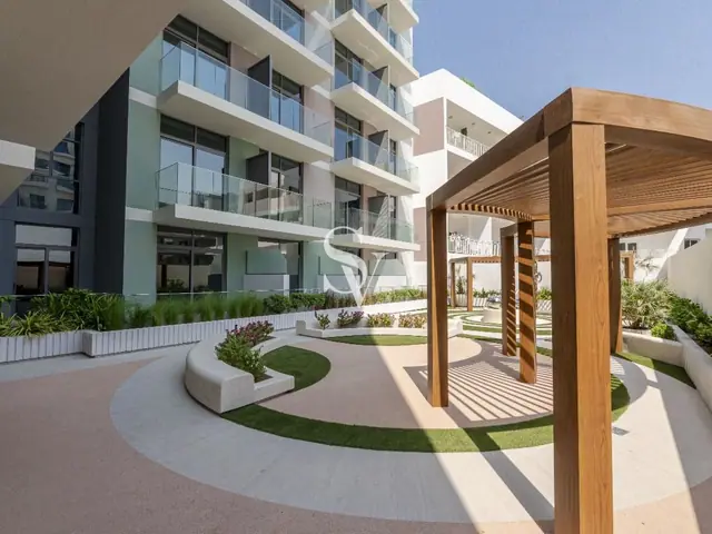 Corner Studio Convert 1 BR | Garden View | Vacant